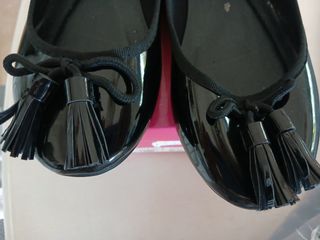 Bailarinas charol negro con borlas T.38