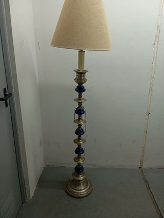 Lámpara de pie dorada con detalles azules
