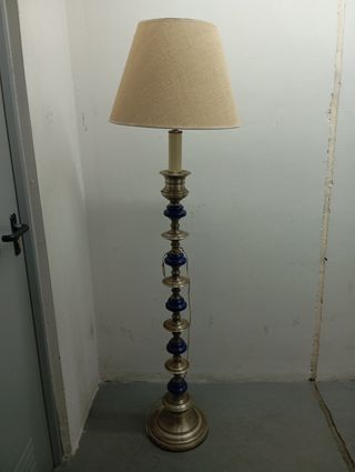 Lámpara de pie dorada con detalles azules
