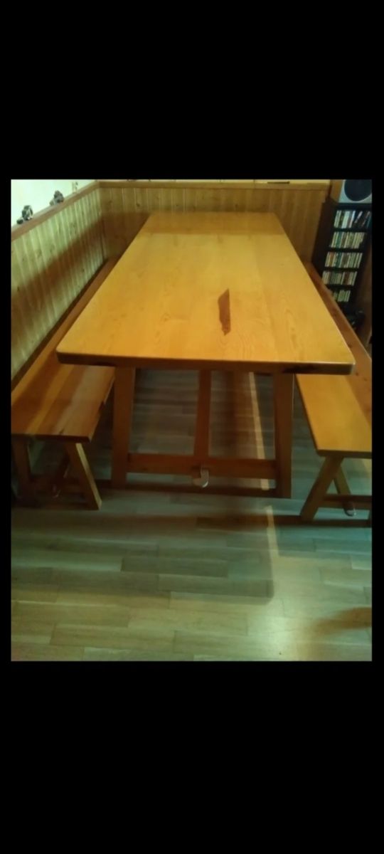 Mesa y bancos de madera
