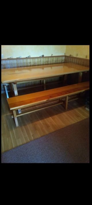 Mesa y bancos de madera