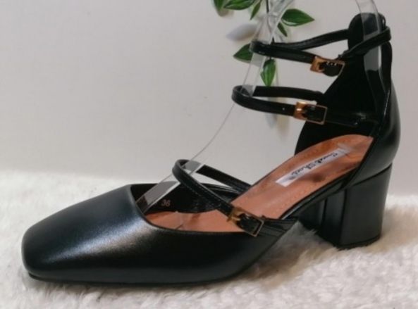 Zapatos Mary Jane negros con tiras