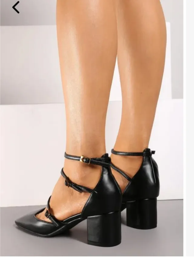 Zapatos Mary Jane negros con tiras