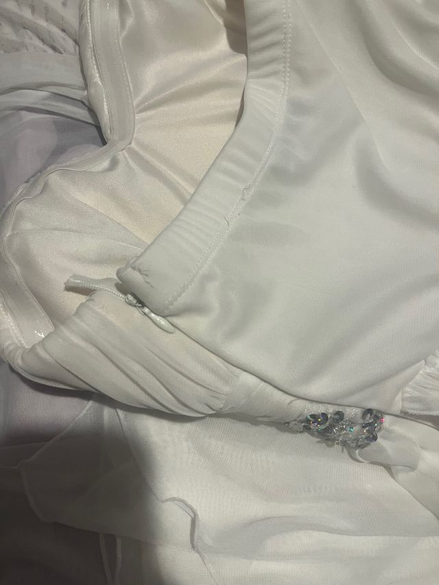 Vestido de fiesta blanco con pedrería