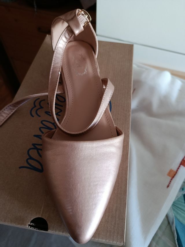 Zapatos dorados de tacón bajo