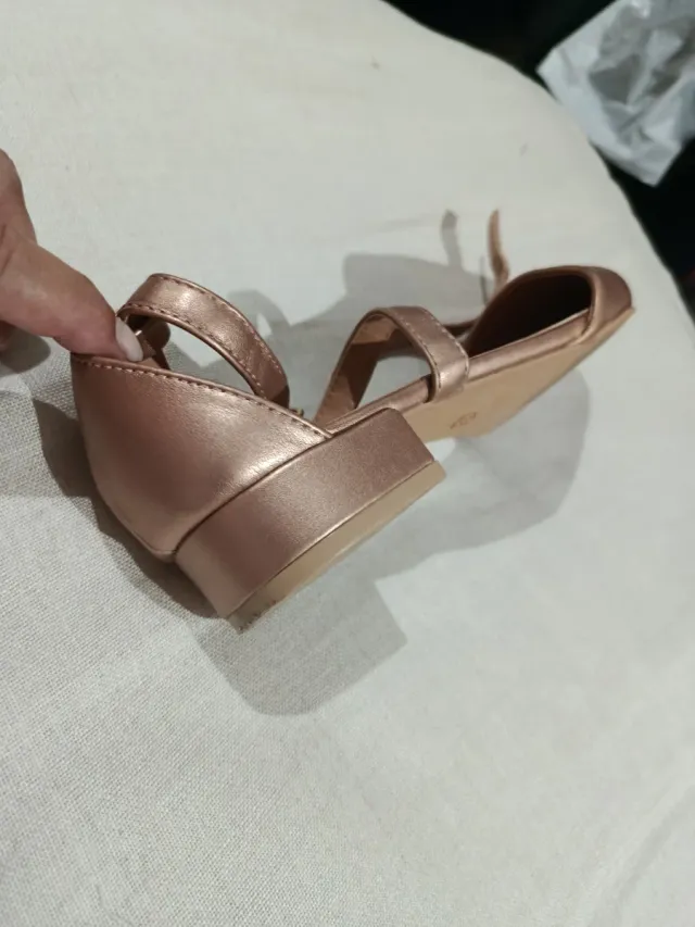 Zapatos dorados de tacón bajo