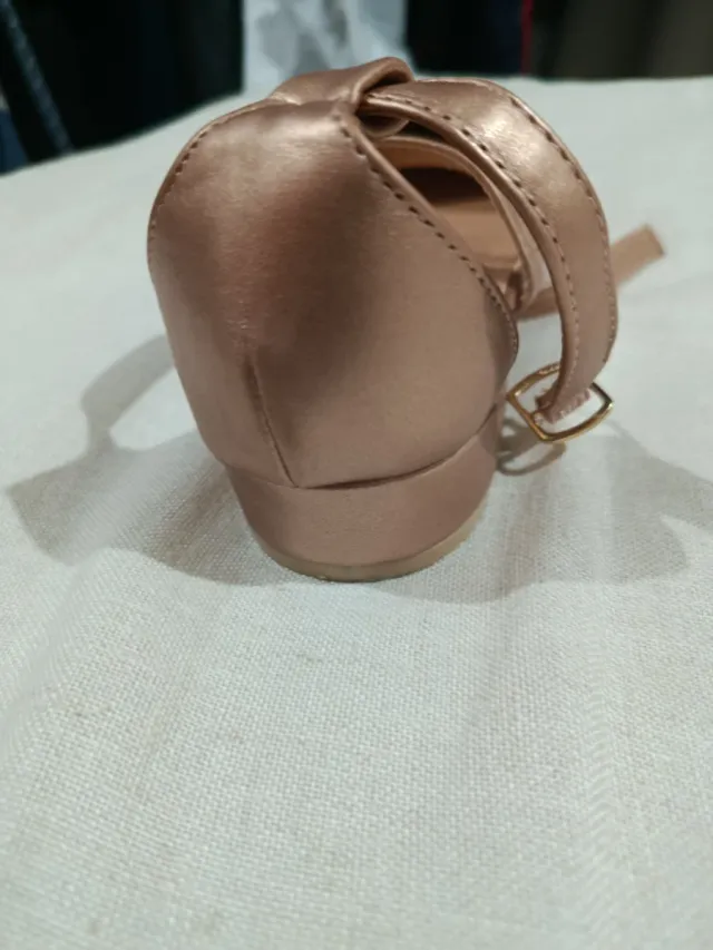 Zapatos dorados de tacón bajo