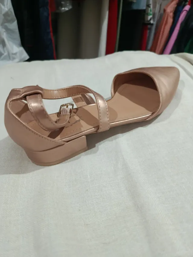 Zapatos dorados de tacón bajo