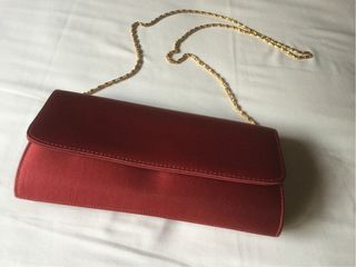 Bolso de fiesta raso burdeos.