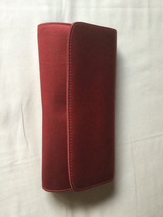 Bolso de fiesta raso burdeos.