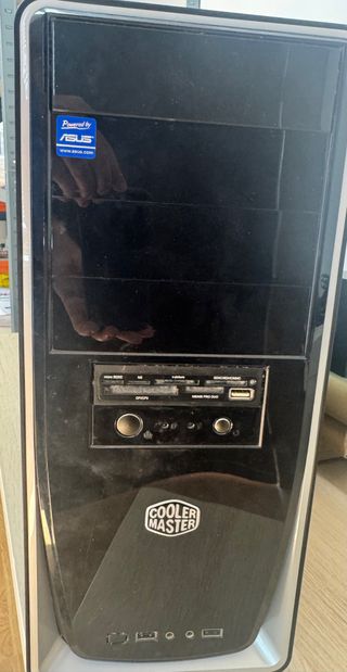 Caja PC Cooler Master Negra, la caja está perfecta