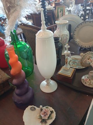 Bombonera opalina blanca con tapa