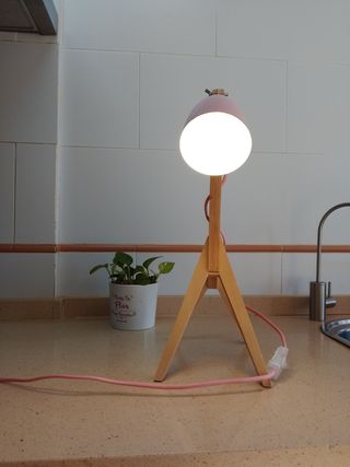 Lámpara de mesa infantil madera y rosa