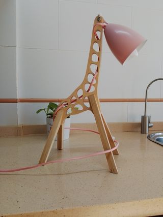 Lámpara de mesa infantil madera y rosa