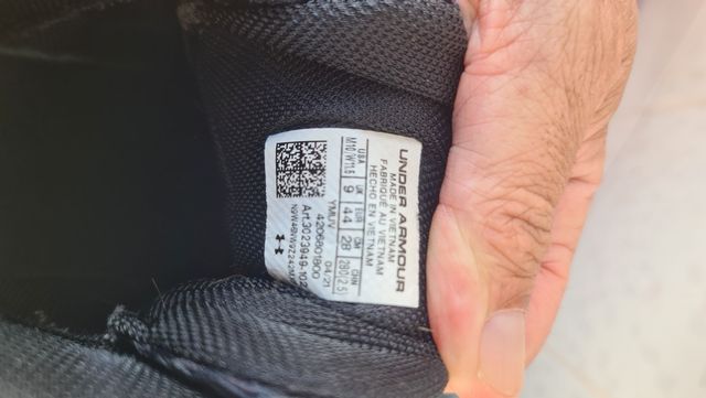 Zapatillas Under Armour Negras y Blancas