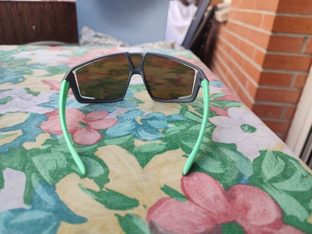 Gafas de sol Julbo infantiles grises y naranjas.