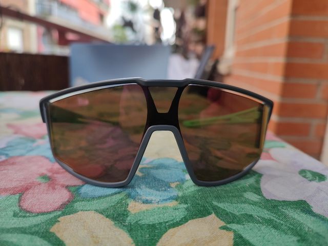 Gafas de sol Julbo infantiles grises y naranjas.