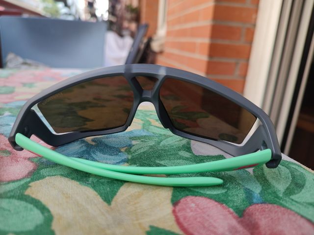 Gafas de sol Julbo infantiles grises y naranjas.