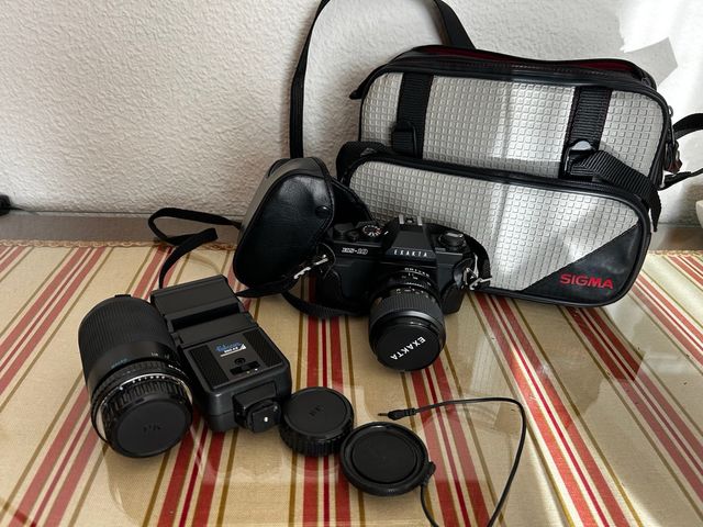 Cámara Exakta con accesorios y bolso Sigma