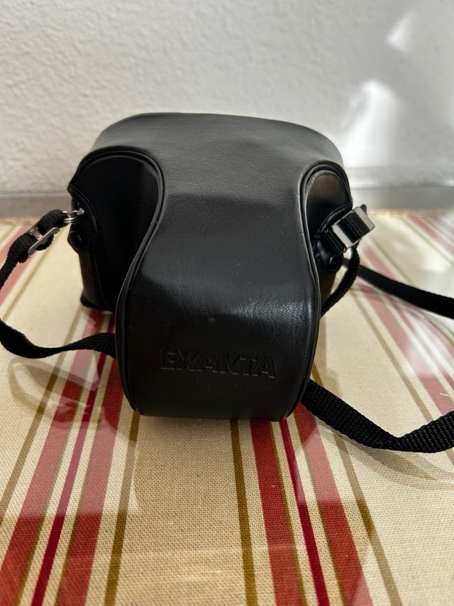 Cámara Exakta con accesorios y bolso Sigma