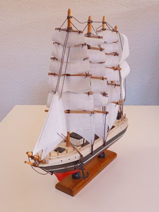 Maqueta de barco velero de madera