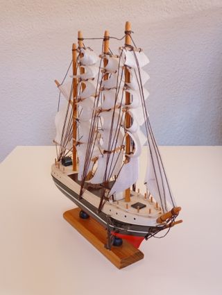 Maqueta de barco velero de madera