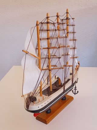 Maqueta de barco velero de madera