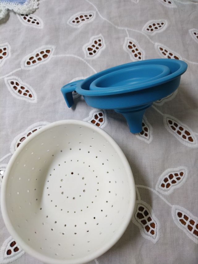 Set filtro e imbuto in silicone blu e bianco