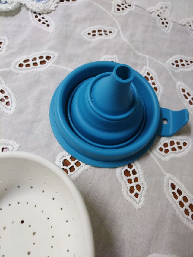 Set filtro e imbuto in silicone blu e bianco