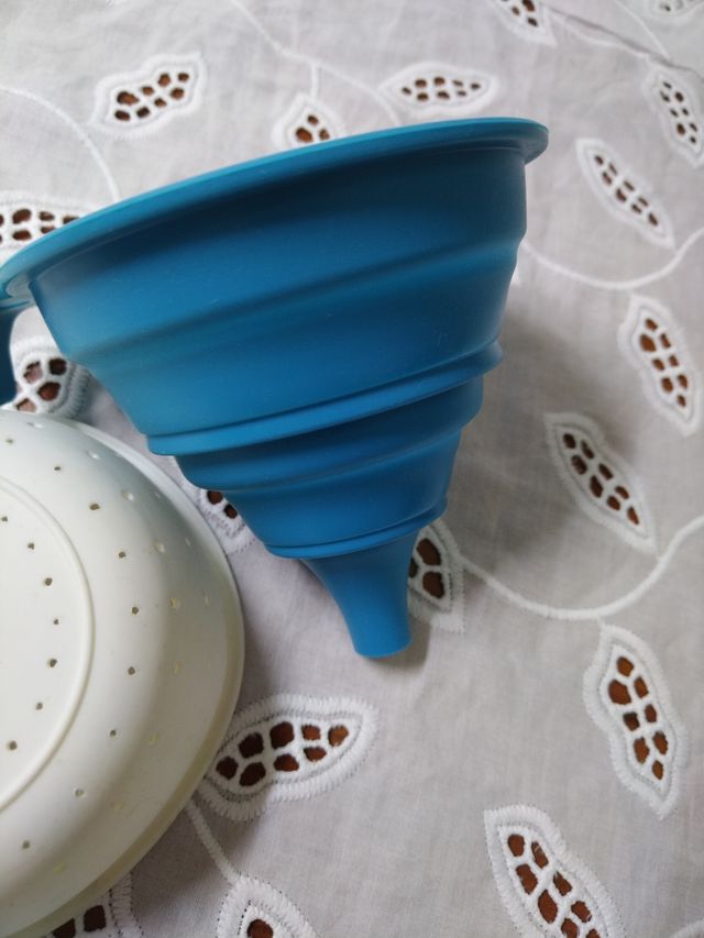 Set filtro e imbuto in silicone blu e bianco