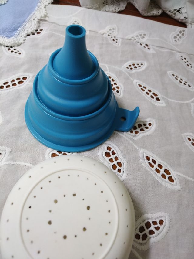 Set filtro e imbuto in silicone blu e bianco