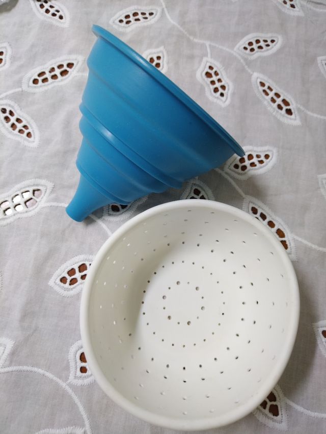 Set filtro e imbuto in silicone blu e bianco