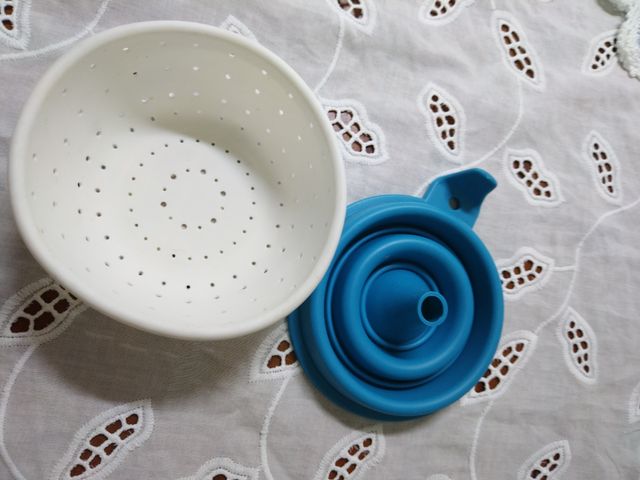 Set filtro e imbuto in silicone blu e bianco