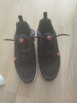Zapatillas Nike Negras y Rojas