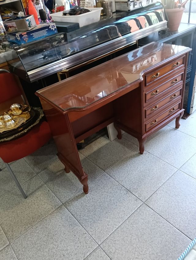 Escritorio de madera con cajones y cristal