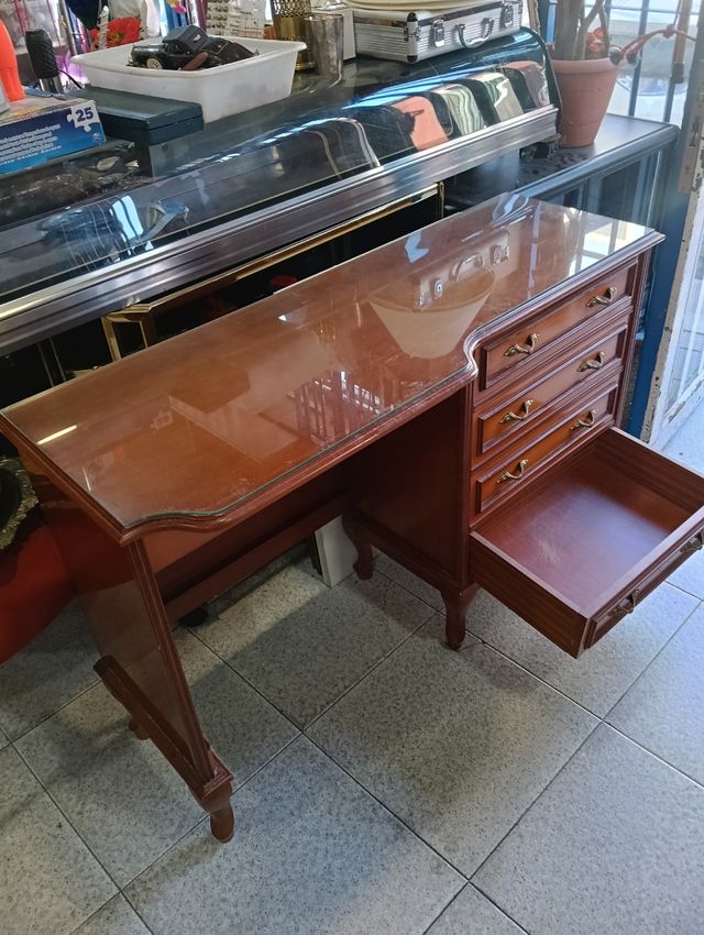 Escritorio de madera con cajones y cristal