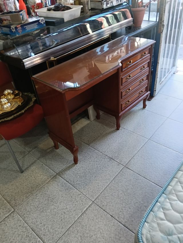 Escritorio de madera con cajones y cristal