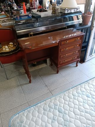 Escritorio de madera con cajones y cristal