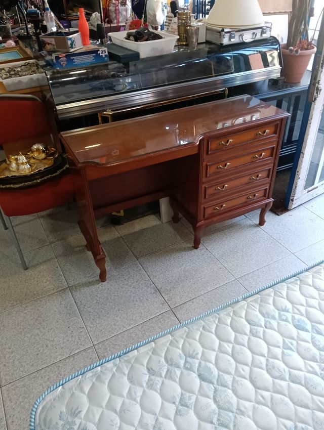 Escritorio de madera con cajones y cristal