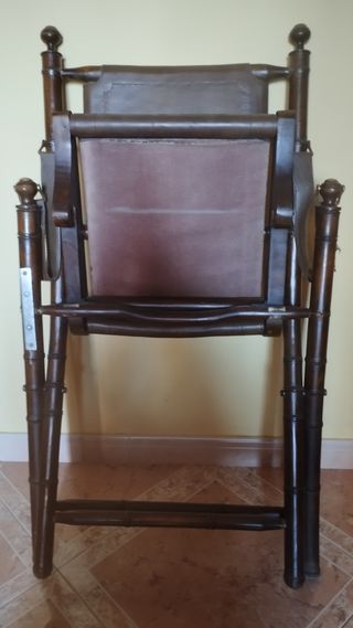 Silla plegable de cuero y bambú