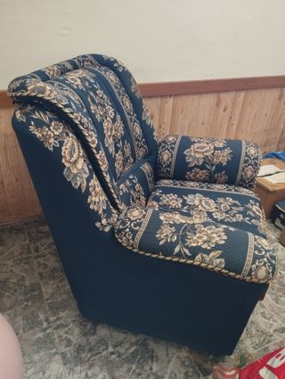 Sillón de tela azul con estampado floral