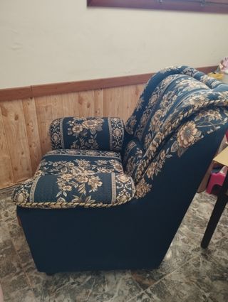 Sillón de tela azul con estampado floral