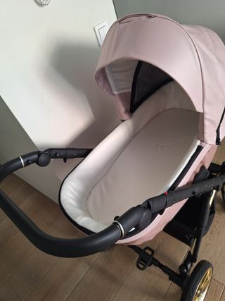 Carrito de bebé rosa y negro usado