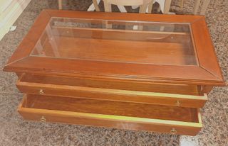 Mesa de centro con expositor y cajones