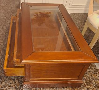 Mesa de centro con expositor y cajones