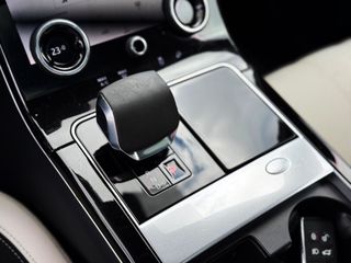 Land-Rover Range Rover Velar 2.0D I4 RDYNAMIC S 4WD AUTO. con TECHO SOLAR, CUERO... 