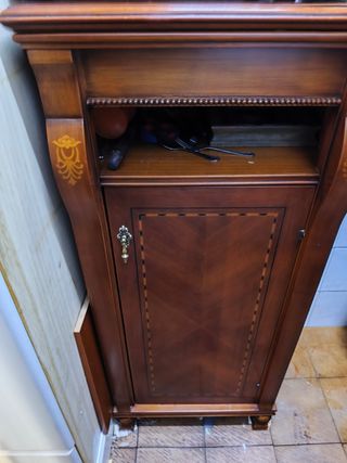 Mueble de madera marrón