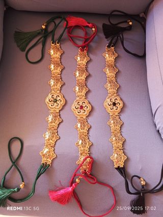 Colgante y pendientes dorados con detalles rojos