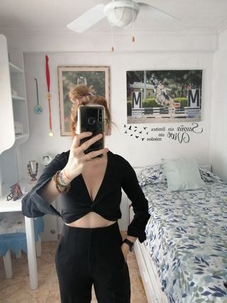 Top corto negro con nudo