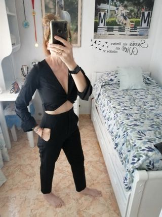 Top corto negro con nudo